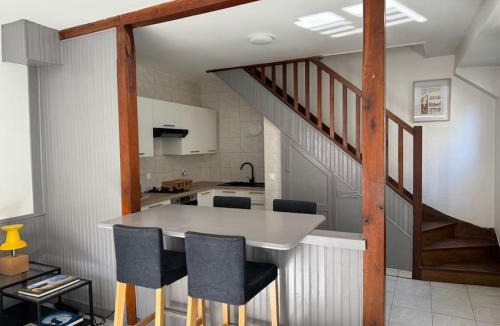 Avon House | La Maison de la Cour