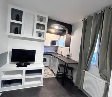 Livry-Gargan Apartment | La maison de Paris Est- calme et moderne, proche de Paris,CDG & Villepinte