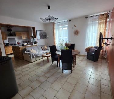 Fourmies House | La maison de Victoire, WC à l'étage