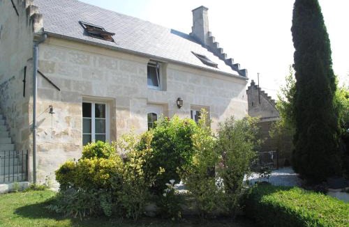 Berneuil-sur-Aisne House | La Maison Des Chiens Rouges