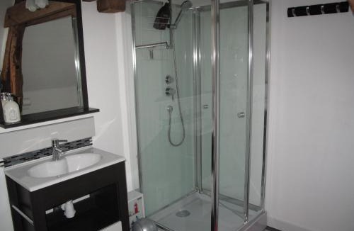 Berneuil-sur-Aisne House | La Maison Des Chiens Rouges