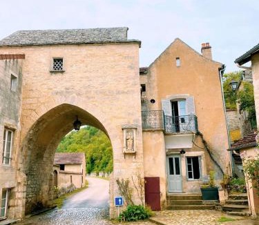 Noyers-sur-Serein House | La maison des gardes