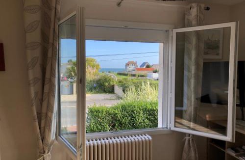 Lion-sur-Mer House | La Maison des phares