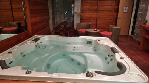Rueil-Malmaison Villa | La Maison des Rois - Avec Jardin et Jacuzzi
