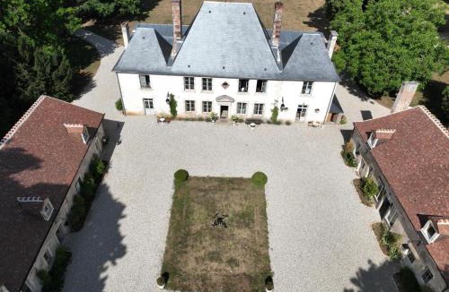 Le Subdray Apartment | La maison des romans du Château du Sollier - Charme Calme Confort Climatisation - à 5mn du péage de Bourges à la campagne - stationnement privé -Panette Collection