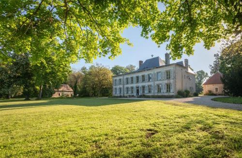 Le Subdray Apartment | La maison des romans du Château du Sollier - Charme Calme Confort Climatisation - à 5mn du péage de Bourges à la campagne - stationnement privé -Panette Collection