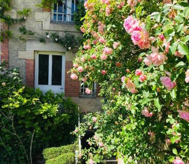 Moulins Bed & Breakfast | La Maison des Roses