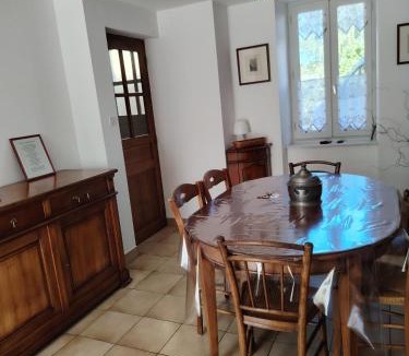 Manhac House | La Maison des Rosiers