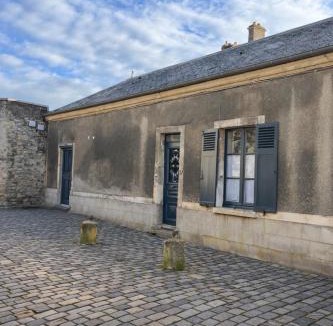 Senlis House | La Maison des Rues Pavées avec jardin by La Boîte En Plus