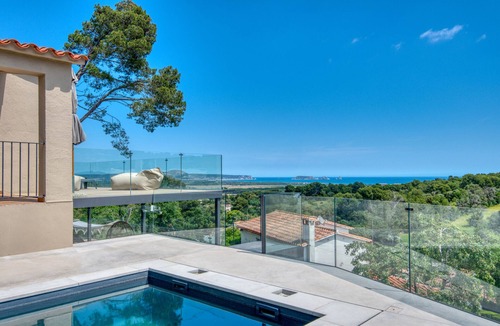 Pals Ski Chalet | LA MAISON DES VACANCES: Beautiful house with private pool and sea views in Pals