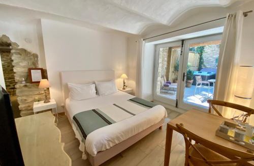 Martignargues Bed & Breakfast | La Maison des Vendangeurs - TABLE D'HÔTES le soir du jeudi au dimanche- Jacuzzi - Balnéo SPA - ACCES PISCINE pour toutes les chambres sauf STUDIO COQUET- Piscine de mai à mi-octobre