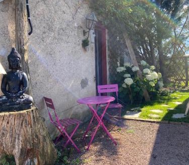 Thiel-sur-Acolin Bed & Breakfast | La Maison du Bonheur 7km Le PAL