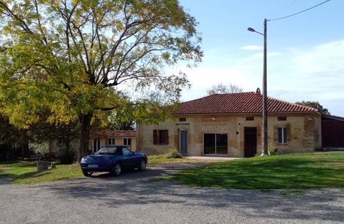 Esplas Cottage | La Maison du château at the foot of the Pyrenees mountains, with panoramic views.