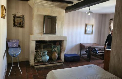 Loches House | La Maison du Donjon - Gites de 8 personnes, parking privé avec jardin terrasse