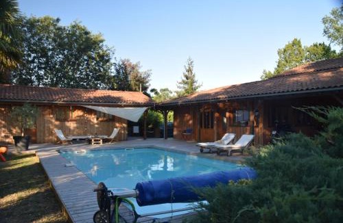 Saint-Jean-d'Illac Bed & Breakfast | La Maison du Las