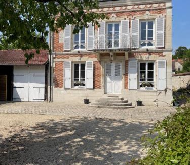 Auvers-sur-Oise Bed & Breakfast | La Maison du Pere Pilon avec petit dejeuner