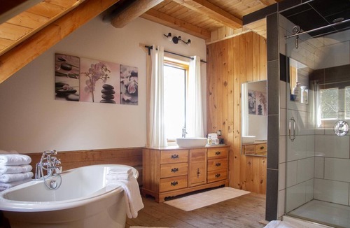 Sainte-Marie Cabin | La maison en bois rond vous offre des chambres majestueuses à couper le souffle.