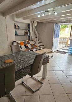 Saint-Pierre-sur-Orthe House | La maison du stade