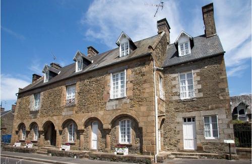 Pontorson Villa | La Maison Guischard de la Ménardière dite La Maison Romane gîte