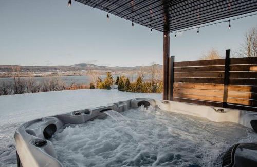 Sainte-Famille Ski Chalet | La Maison Laurentienne, Vue sur le fleuve ,Spa et Sauna