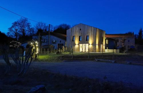 Raucoules Bed & Breakfast | La maison longue Chave Chambres et table d'hôtes Raucoules haute Loire tourisme durable