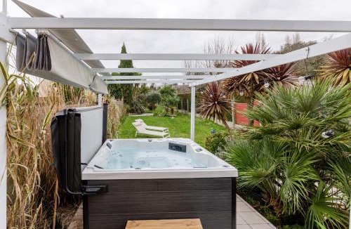 Saint-Meloir-des-Ondes House | La Maison Melo - Jacuzzi et Sauna - proche de la plage