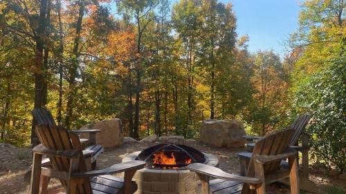 Sainte-Beatrix Ski Chalet | La Maison Magique- Private Hot Tub & Lake Access
