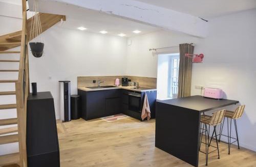 Roanne House | La Maison Rose, chaleureuse et luxueuse