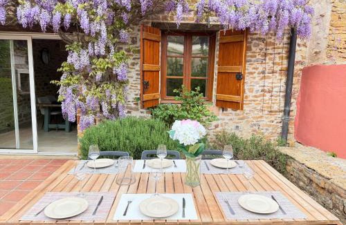 Etrigny House | La Maison Rosie, Charme bourguignon, vue château, terrasse