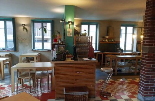 Cret de Roc Hostel | La Maison Rouge - Backpacker Hostel