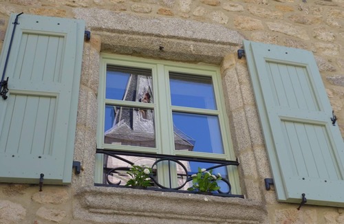 Le Malzieu-Ville House | La Maison Toute de Travers