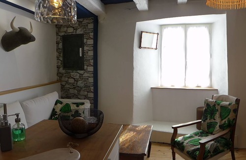 Le Malzieu-Ville House | La Maison Toute de Travers
