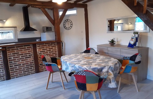 Le Vieil-Evreux House | La Maison Vesta: quiet, courtyard, enclosed parking lot