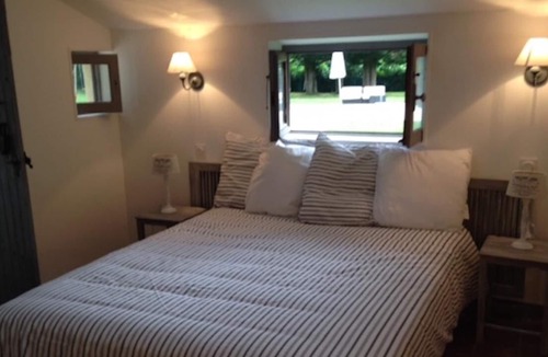 Saint-Maur Cottage | La Maisonnette with pool view