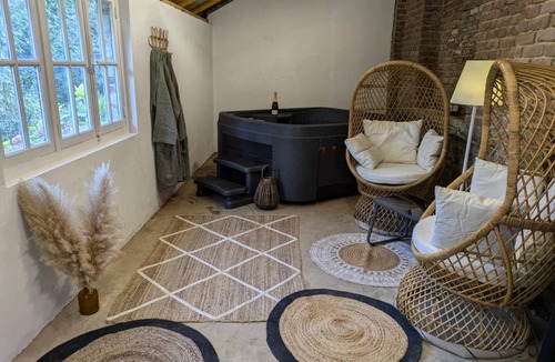 Blendecques Bed & Breakfast | La Mariance bed and breakfast with private Jacuzzi!
