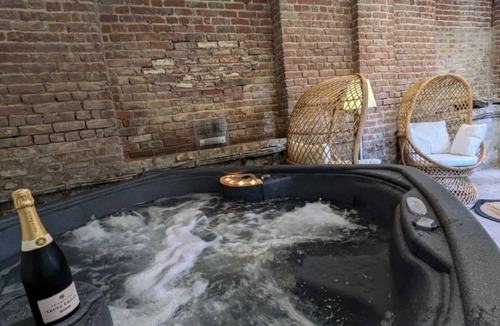 Blendecques Bed & Breakfast | La Mariance bed and breakfast with private Jacuzzi!