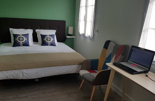Les Mureaux Bed & Breakfast | LA MARINA-Center-Parking-StationtoParis Chambre LAGON