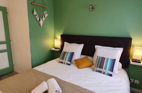 Les Mureaux Bed & Breakfast | LA MARINA-Center-Parking-StationtoParis Chambre LAGON