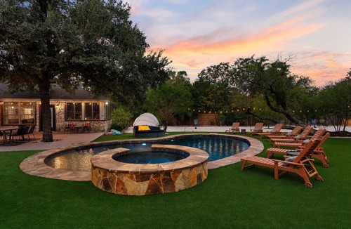 Flournoy Acres House | ~La Mariposa~ Best Backyard in Austin ~Sleeps 25