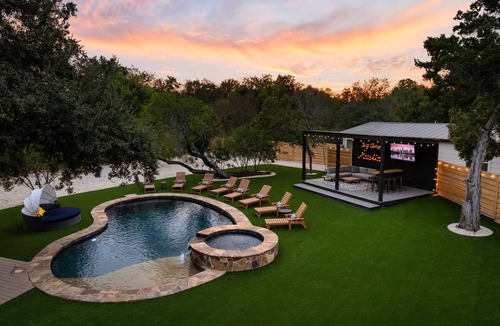 Flournoy Acres House | ~La Mariposa~ Best Backyard in Austin ~Sleeps 25