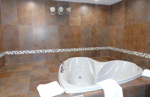 Monmouth Junction Hotel | La Mirage Motor Inn