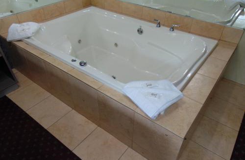 Monmouth Junction Hotel | La Mirage Motor Inn