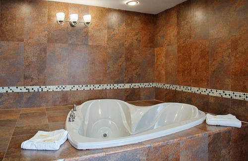 Monmouth Junction Hotel | La Mirage Motor Inn