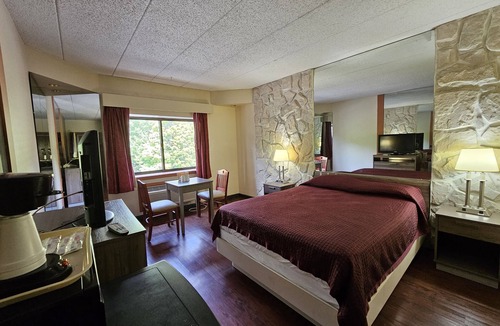 Monmouth Junction Hotel | La Mirage Motor Inn