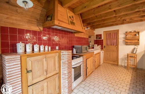 Sauvessanges House | LA Noiseraie DE L'ecureuil