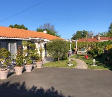 Saint-Sulpice-et-Cameyrac Bed & Breakfast | La Pépinière