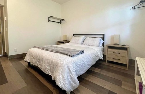 Petite-Riviere-Saint-Francois Ski Chalet | La p'tite ferme - BSP side, view, spa & pool table