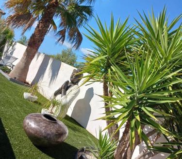 Villeneuve-les-Maguelone Bed & Breakfast | La Paillote