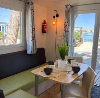 Le Barcares Ski Chalet | La Paillote vue sur le lac climatisé Camping 4 étoiles La Presqu'ile du Barcarès