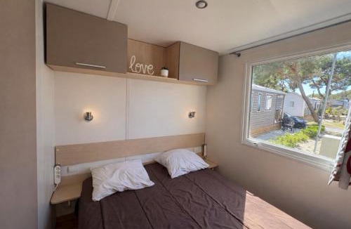 Le Barcares Ski Chalet | La Paillote vue sur le lac climatisé Camping 4 étoiles La Presqu'ile du Barcarès